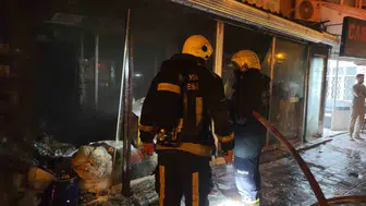 Antalya'da çıkan yangında iki iş yeri alev alev: Üst kattaki eve de sıçradı