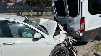 Minibüse arkadan çarpan otomobilde 4 kişi yaralandı
