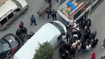 Esenyurt'ta darp edenler şikayetçi adamın evini bastı, savaş alanı gibi anlar yaşandı