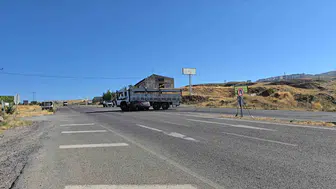 Yozgat'ta otomobil ve kamyon çarpıştı: sürücü hastaneye kaldırıldı