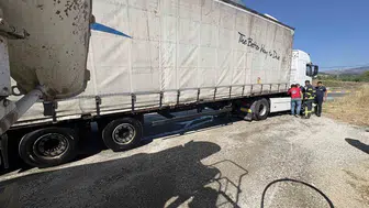 Beton mikseri yangınla mücadelede etkin rol oynadı: Tırda hasar oluştu