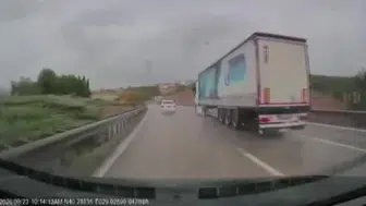 Yağışta hız yapan sürücü kontrolden çıktı, kaza anı kamerada