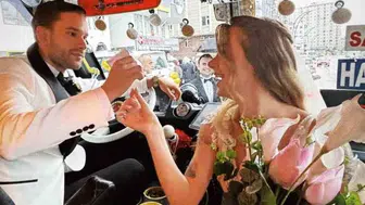 Rize'de gelin damat şehir içi minibüsle düğün salonuna gitti