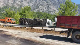 Bucak'ta tır devrildi, 1 kişi hastaneye kaldırıldı