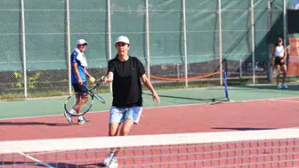 Antalya'da ücretsiz tenis kurslarıyla spor severler buluşuyor