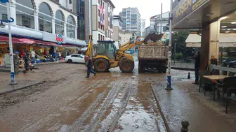 Rize’nin Pazar ilçesinde sel sonrası temizlik çalışmaları hız kazandı
