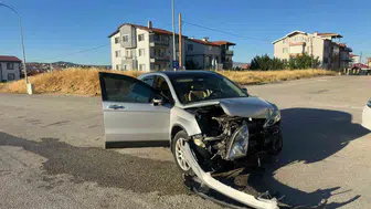 Uşak'ta iki otomobilin çarpışmasında 3 kişi yaralandı