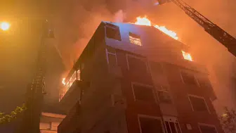 Güngören'de metruk binanın çatısında yangın çıktı