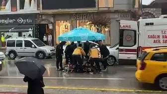 Bursa'da otomobilin çarptığı yayaya vatandaşlar şemsiye tuttu