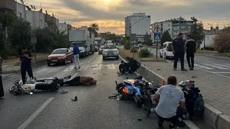 Umurlu'da motosikletler çarpıştı, 3 kişi yaralandı