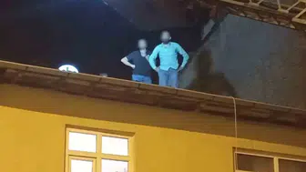 Merdivenle çatıya çıkan polisler, cinayet zanlısını yakalayarak adalete teslim etti