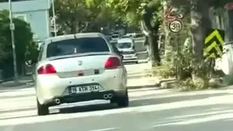 Bursa'da otomobille drift yapan sürücü cep telefonu kameralarına yansıdı
