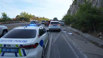Pelet yüklü kamyon bariyerlere çarptı, kasası devrildi: 1 yaralı