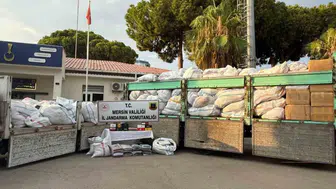 Mersin'de büyük kaçakçılık operasyonu: 20 binden fazla kıyafet ele geçirildi
