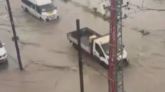 Hatay'da etkili sağanak yağış yolları göle çevirdi