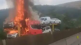 Mersin'de otomobil taşıyan tırda yangın çıktı