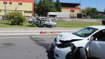 Kayseri'de otomobilin ağaca çarpması sonucu 2 kişi yaralandı