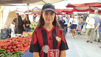 Eskişehirli Azra'nın yaz tatili pazarcılıkta geçiyor