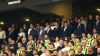 Gençlik ve Spor Bakanı Osman Aşkın Bak, derbi heyecanını stadyumda yaşadı