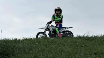 Minik İkra motosiklet ile tepelere tırmanıyor, Zayn ile yarışmak istiyor