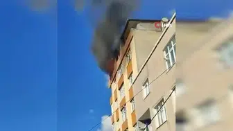Küçükçekmece'de çatı katındaki yangında ev zarar gördü