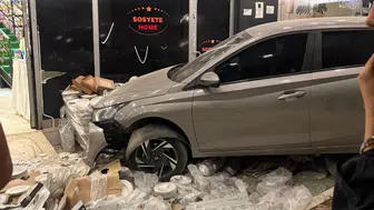Adana'da iki otomobil mağazaya girdi: 2 kişi yaralandı