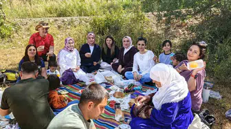 Doğaseverler, Çatak'ta bal sağımı ve doğa yürüyüşü yaptı