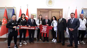 Yüksekova Spor Kadın Futbol Takımı’ndan Bakan Güler’e ziyaret