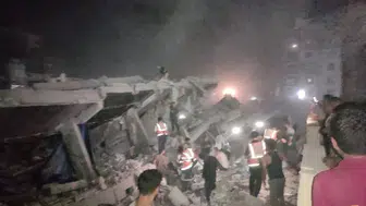 Gazze'de yıkılan bina için arama kurtarma çalışmaları devam ediyor
