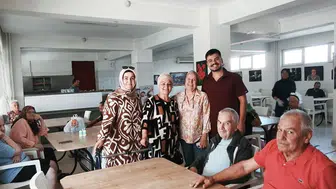 Burhaniye muhtarından huzurevi ziyareti: Yaşlılarla bir araya geldi