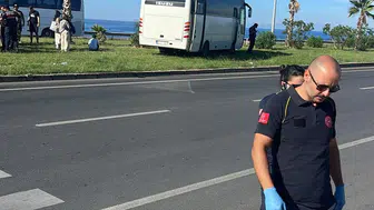 Manavgat'ta tur otobüsü ile minibüs çarpıştı, 3 yaralı