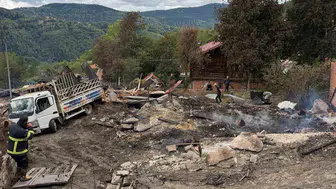Kastamonu İnebolu'daki yangında 11 evin enkazı kaldırılıyor