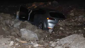 Karaman'da inşaat kazı alanına uçan otomobil iki kişinin yaralanmasına neden oldu