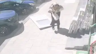 Karaman'da yürüyen kadının üzerine düşen PVC kapı, tehlikeli anlar yaşattı