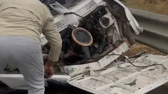 Yağış nedeniyle direksiyon hakimiyetini kaybeden otomobil refüje çarptı: 1 kişi yaralandı