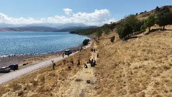 Van Gölü kıyısında temizlik etkinliği: 100 kişiyle 4 ton atık toplandı