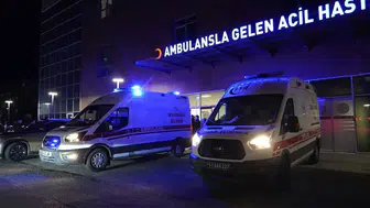 Niğde'de tır ile hafif ticari araç kafa kafaya çarpıştı: 2 ölü, 1 yaralı
