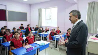 Yalova'da gençlerle buluşan Bakan Tekin, vefat eden öğretmen için başsağlığı diledi