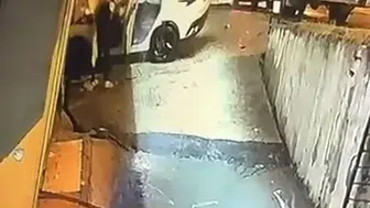 Beylikdüzü’nde direksiyon hakimiyetini kaybeden sürücü alevde mahsur kaldı