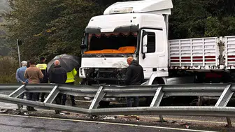 Düzce D-655 karayolunda makaslayan tır trafiği kapattı