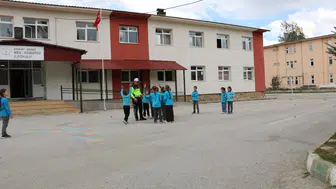 Bayburt'ta ilkokul öğrencilerine trafik güvenliği eğitimi verildi