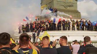 Fransa'da kamu çalışanları ve itfaiyeciler maaş artışı için protesto düzenledi