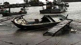 Akçakoca'da fırtına balıkçı barınağını etkiledi: 4 tekne battı