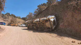 Bilecik'te hafriyat kamyonu devrildi, sürücü hastaneye kaldırıldı