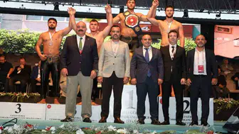 Bursa Büyükşehir Belediyespor güreşçisi Alperen Düzenci, kupada üçüncü oldu