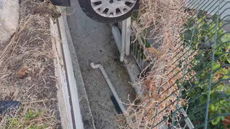 Kuşadası'nda yazlık evin verandasına otomobil düştü