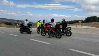 Motosiklet sürücülerine görünürlük eğitimi: reflektif yelek uyarısı