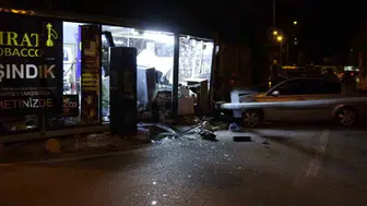 Kontrolden çıkan otomobil, konteyner iş yerine daldı: 1 kişi yaralandı