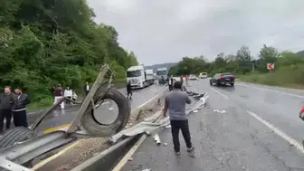 Düzce'de makas atan tır, trafiği durma noktasına getirdi