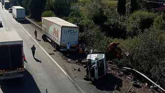 Anadolu Otoyolu'nda çekici bakım aracına çarptı: 3 kişi yaralandı
